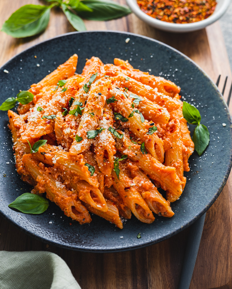 an image of vegan creamy tomato pasta